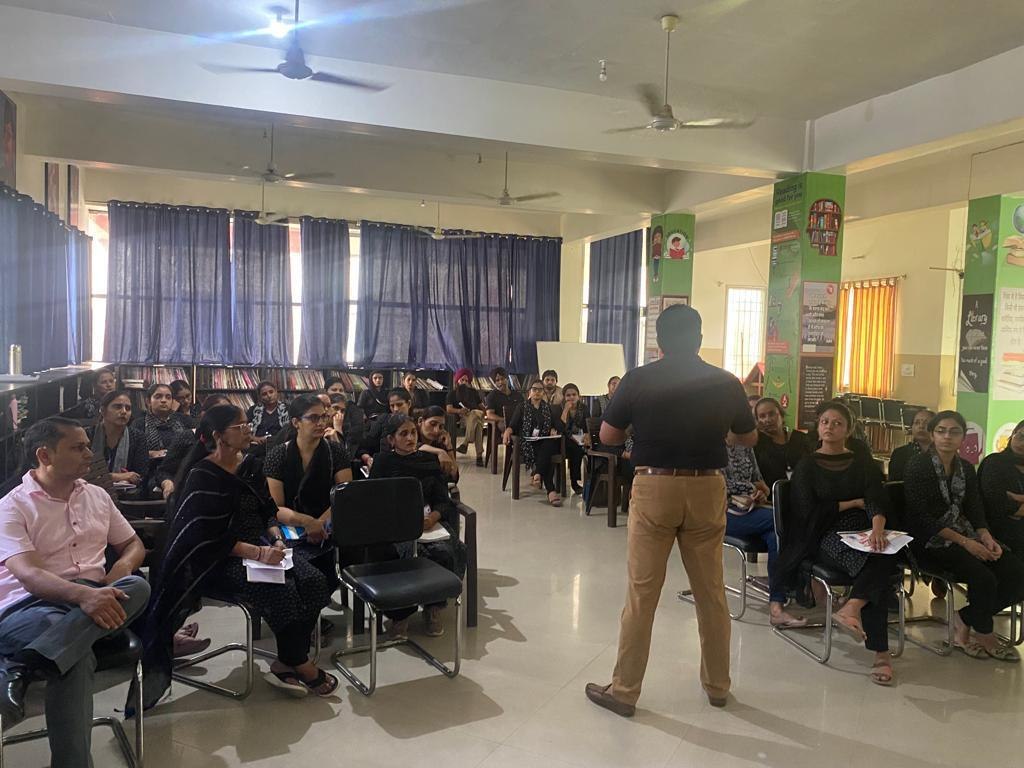 LeadmaxEdge facilitator in conversation with school staff